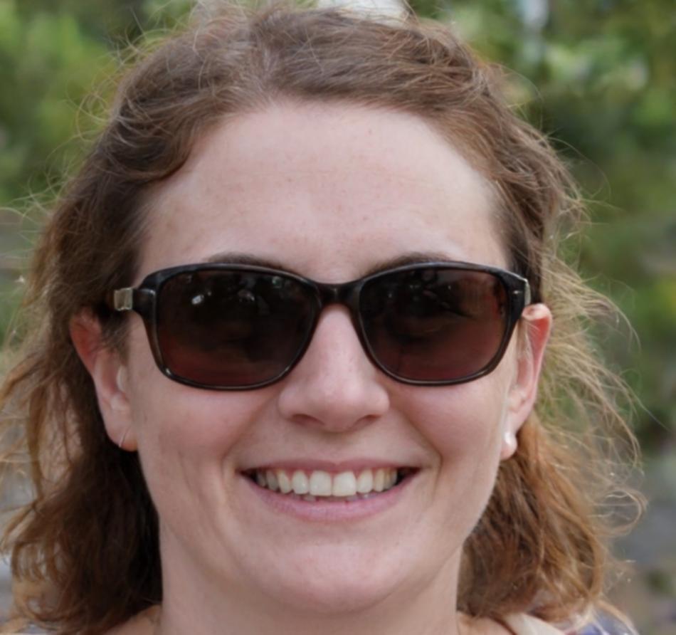 Analista revisando datos de posicionamiento en herramientas especializadas